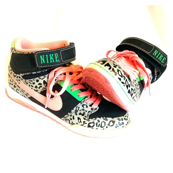 Nike Shoes - Women’s Nike Air Sneakers